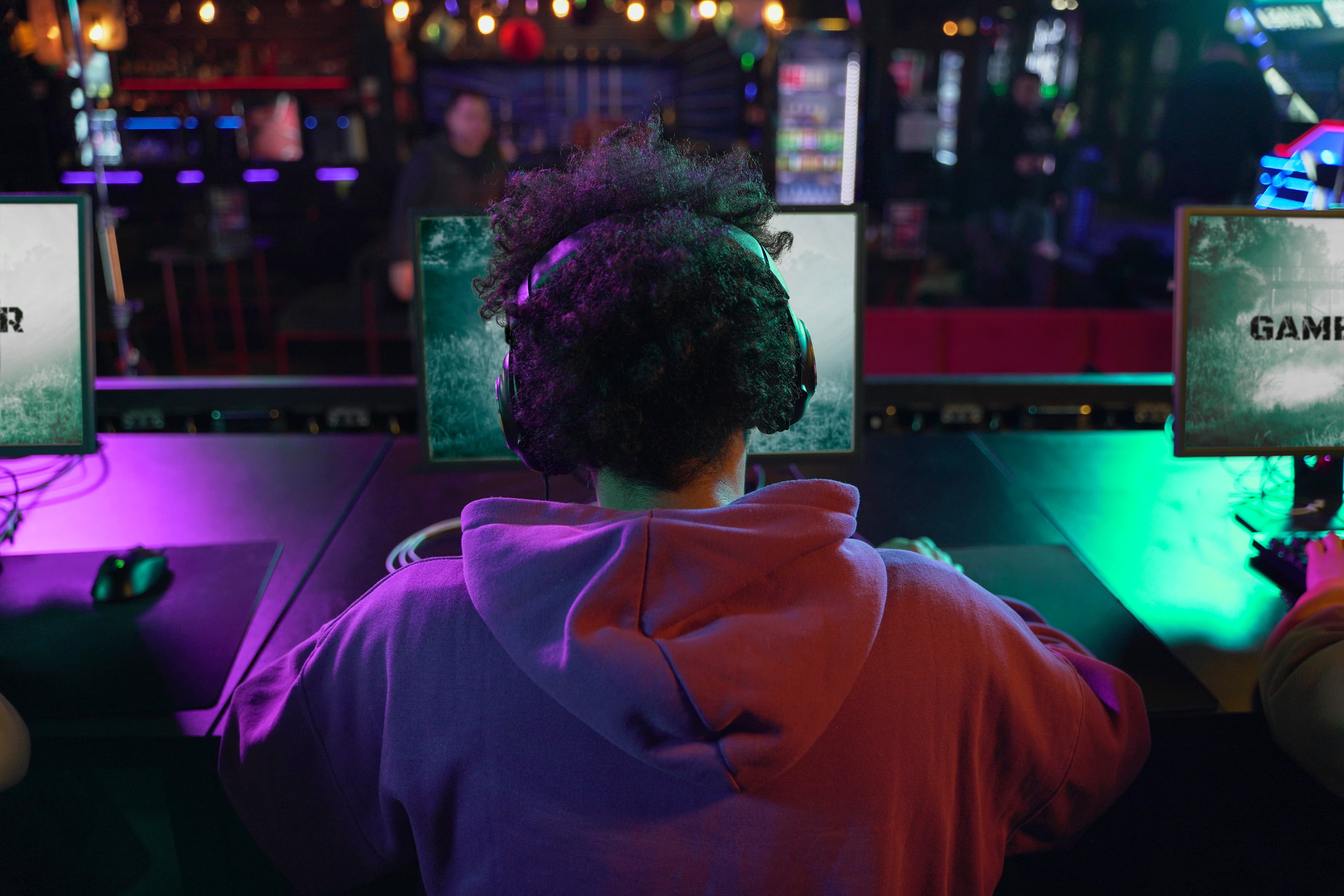 Gamer am Setup – bereit für den nächsten Server-Start